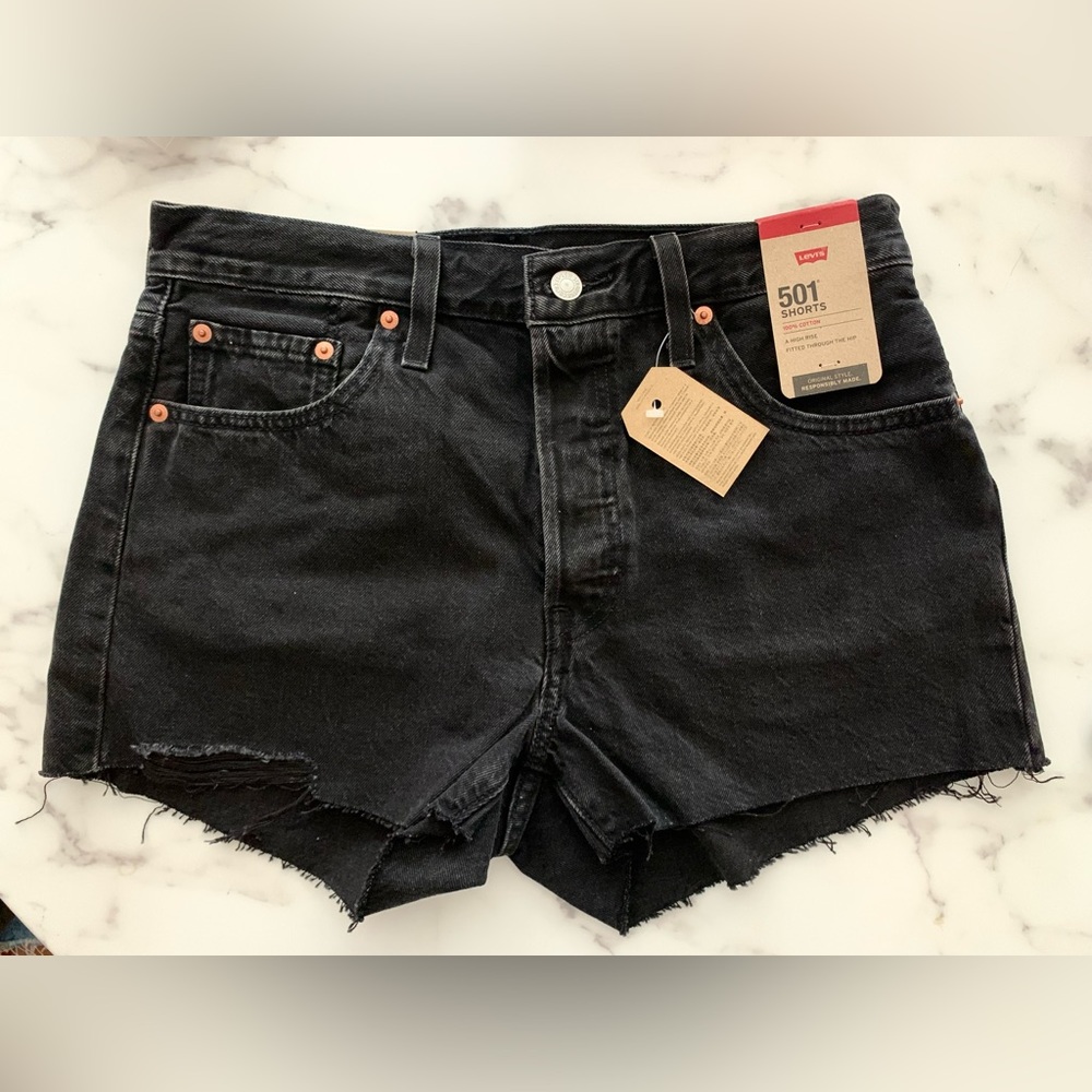 NEW: Levi’s Classic 501 cut off high rise women’s denim shorts in black; size 29